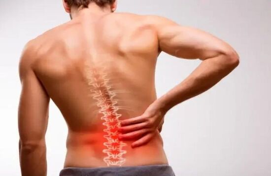 ये 5 लक्षण बताते हैं रीढ़ की हड्डी में ये गंभीर बीमारी दे चुकी है दस्तक
