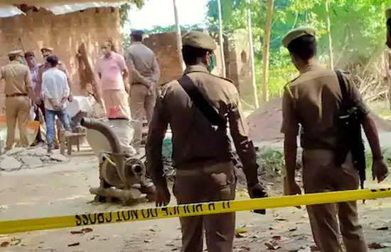 यूपी : हरदोई में एक ही परिवार के तीन लोगों की हत्या, पहचान छुपाने के लिए ईंट,पत्थर कुचला मुंह  