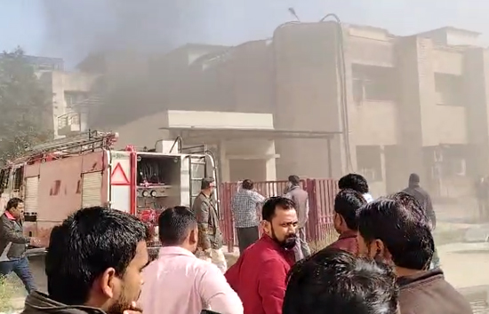 लखनऊ : PGI के ऑपरेशन थियेटर में लगी आग, महिला और एक बच्चे की मौत, उच्च स्तरीय जांच के आदेश, देखें वीडियो 