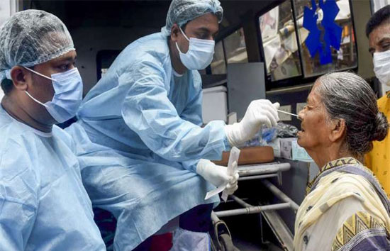coronavirus in india : 24 घंटे में देश में 3,962 नए केस, 22 मरीजों की मौत, सक्रिय मामलों में आई कमी 