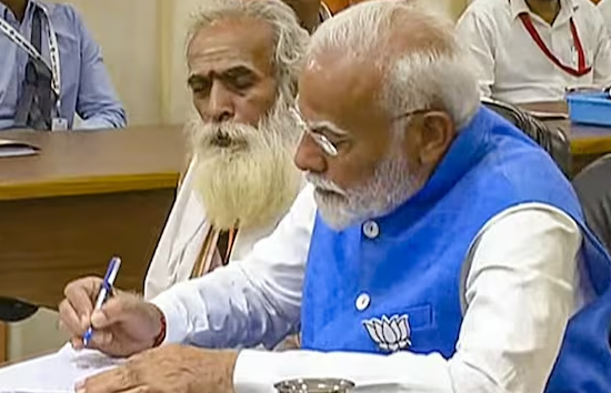 तीसरी बार पीएम मोदी ने वाराणसी से किया नामांकन, चार स्थानीय नागरिक बने प्रस्तावक