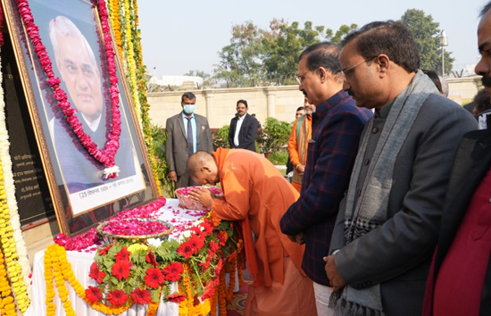 मुख्यमंत्री योगी ने पूर्व प्रधानमंत्री की प्रतिमा पर दी पुष्पांजलि, कहा-अटल जी ने भारत को दी स्थिर राजनीति