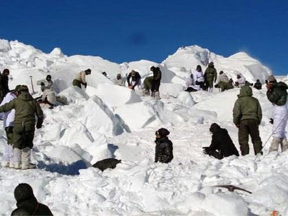 कश्मीर में बर्फीले तूफान से 4 जवान समेत 8 की मौत