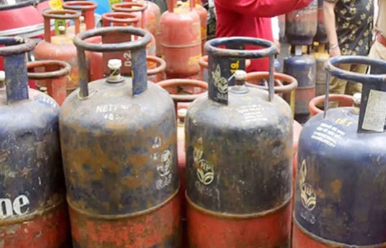 LPG Price : कमर्शियल एलपीजी गैस सिलेंडर के घटे दाम, जानें अपने शहर में ताजा रेट 