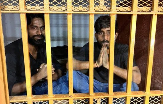 बारिश में हुड़दंगियों ने किया युवती से हुई छेड़छाड़, अब हवालात में जोड़ रहे हाथ