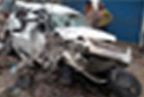 यूपी में ट्रक और कार की भिड़ंत, पांच इंजीनियरों की मौत
