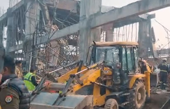 यूपी : कन्नौज रेलवे स्टेशन बड़ा हादसा, लेंटर गिरने सेमलबे में दबे कई मजदूर, 12 लोगों को सकुशल निकाला गया 