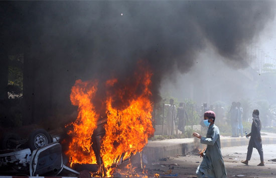 पाकिस्तान में बेकाबू हुए प्रदर्शनकारी,  पेशावर में 'रेडियो पाकिस्तान' की इमारत में लगाई आग 