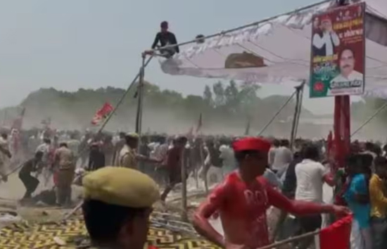 आजमगढ़ : अखिलेश की रैली में उमड़ी भीड़, पुलिस ने बरसाई लाठियां, एक-दूसरे पर गिरे सपा कार्यकर्ता