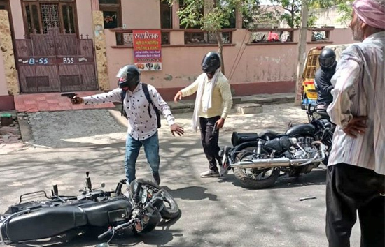 गाजियाबाद : दिनदहाड़े पिस्टल दिखाकर 25 लाख की लूट, अखिलेश ने दिया रिएक्शन 