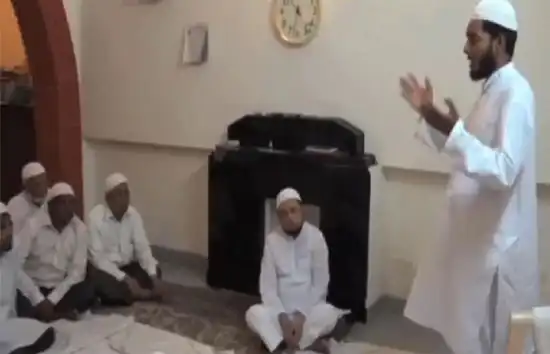 यूपी : आईएएस इफ्तिखारुद्दीन के सामने मुस्लिम वक्ता ने बताया धर्म परिवर्तन के फायदे, वीडियो वायरल 