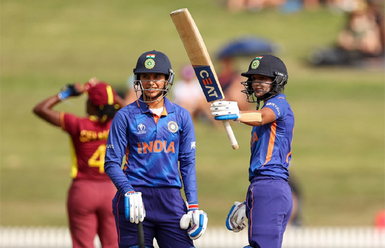 महिला विश्व कप : भारत ने वेस्टइंडीज को दिया 318 का लक्ष्य, मंधाना और कौर ने जड़े शतक 