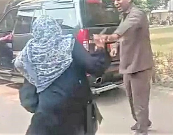 सपा विधायक के गनर ने एसएसपी कार्यालय में महिला को दिया धक्का, की अभद्रता