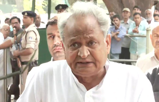 अशोक गहलोत नहीं लड़ेंगे कांग्रेस अध्यक्ष पद का चुनाव, सोनिया गांधी से मांगी माफ़ी 