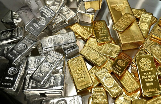 Gold-Silver Crash : चांदी आज फिर 8,000 रुपये हुई सस्ती, सोना की कीमतों भी गिरावट 
