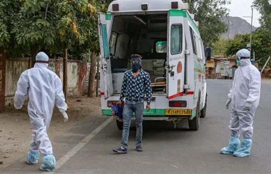 Omicron ने बढ़ाई चिंता, साउथ अफ्रीका समेत हाई रिस्क वाले देशों से भारत लौटे 6 लोग मिले कोरोना संक्रमित 