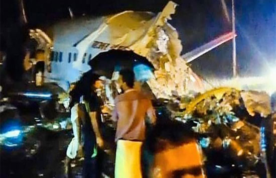 केरल में बड़ा हादसा, एअर इंडिया का विमान कोझिकोड में रनवे पर फिसला, 10 लोगों की मौत