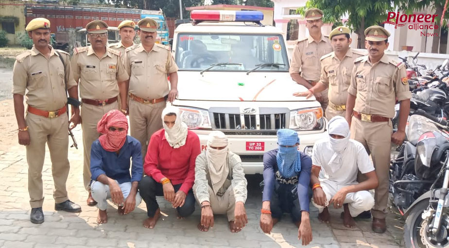 लखनऊ : अवैध वसूली करने वाले पांच पुलिसकर्मी गिरफ्तार 