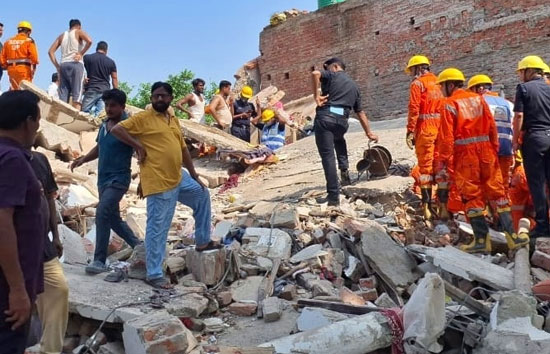 यूपी : बाराबंकी में रात के अंधेरे में गिरा तीन मंजिला मकान, 2 की मौत, दर्जनों घायल 
