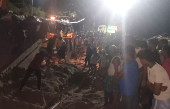 यूपी : हरदोई में बुधवार तड़के हुआ बड़ा हादसा, घर के बाहर सो रहे परिवार पलटा बालू से भरा ट्रक, 8 की मौत 