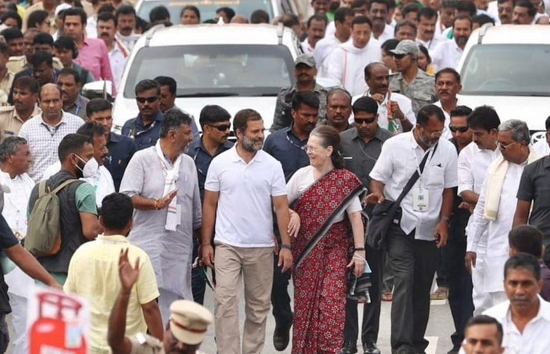 कर्नाटक : कांग्रेस की भारत जोड़ो यात्रा में राहुल के साथ शामिल हुई सोनिया गांधी, कर रही हैं पदयात्रा 