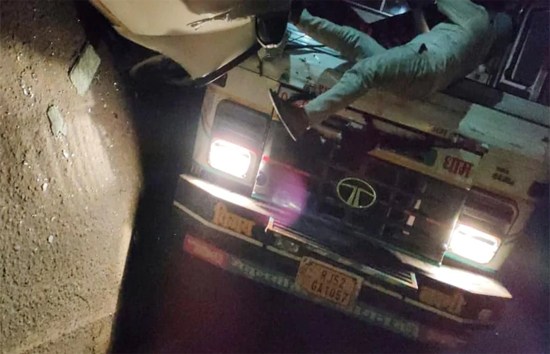 गुरुग्राम में इनोवा पर पलटा तेज रफ्तार ट्रक, चार की मौत, मृतकों में एक लड़की और तीन लड़के शामिल 