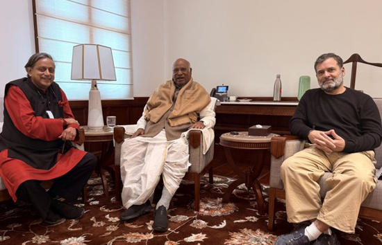 पार्टी की बैठकों से लगातार दूरी बनाने वाले शशि थरूर ने खड़गे और राहुल से की मुलाकात...All is Good 