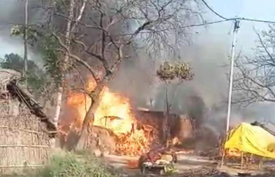 बहराइच : अज्ञात कारणों से लगी आग, एक दर्जन घर जलकर राख