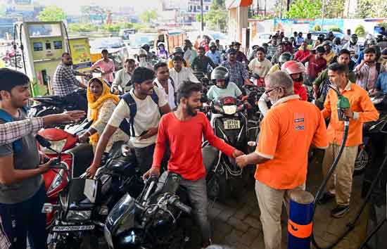 सरकार का बड़ा कदम, फ्यूल संकट के बीच घटाई एक्साइज ड्यूटी, पेट्रोल पर 13 से घटकर 3 रुपये, डीजल पर किया जीरो 