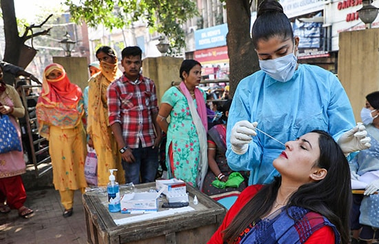 coronavirus update in india : आज फिर बढ़े कोरोना के मामले, 24 घंटे में मिले 10,649 नए केस, 32 की मौत
