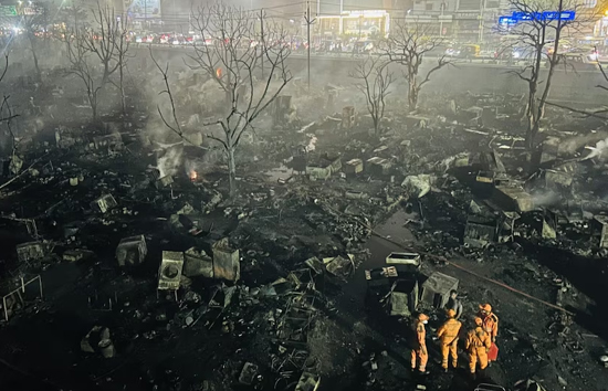 लखनऊ : आग से 100 से ज्यादा झुग्गियां जलकर राख, 10 से ज्यादा सिलेंडर फटे, देखें तस्वीरें 