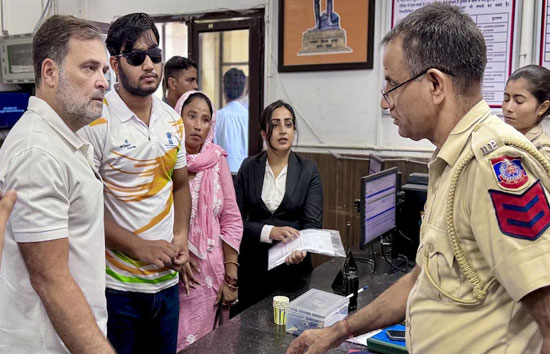 पेलेट गन मामला: राहुल गांधी के 8 घंटे चले धरने के बाद दिल्ली पुलिस ने दर्ज की FIR, BNS की गंभीर धाराओं में जांच शुरू