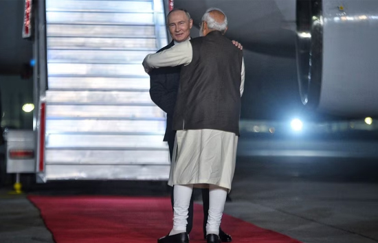 राष्ट्रपति पुतिन को PM मोदी ने दिया सरप्राइज, प्लेन से उतरते ही  प्रधानमंत्री को देख रह गए दंग   