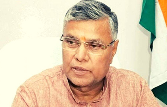 यूपी :  बाराबंकी के जेल अधीक्षक समेत 4 पुलिसकर्मी सस्पेंड, जिला कारागार में खामिया मिलने के बाद मंत्री ने की कार्रवाई 