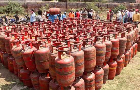 सरकार इन ग्राहकों को नहीं देगी एलपीजी सिलेंडर...पहले कराना होगा ये काम!