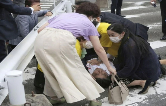 जापान : भाषण दे रहे पूर्व प्रधानमंत्री Shinzo Abe को शख्स ने मारी गोली, हालत गंभीर, शरीर के कई हिस्सों ने काम करना किया बंद 