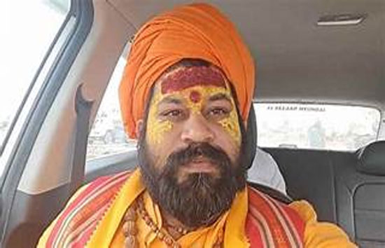 अयोध्या के डीएम से नोकझोंक के बाद महंत राजूदास की छीनी सुरक्षा, बताया जान का खतरा 