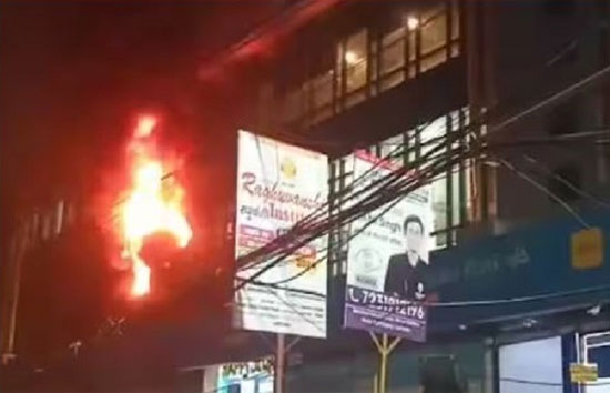 लखनऊ : हजरतगंज स्थित केनरा बैंक बिल्डिंग में लगी भीषण आग, खिड़की से कूदकर लोगों ने बचाई जान 