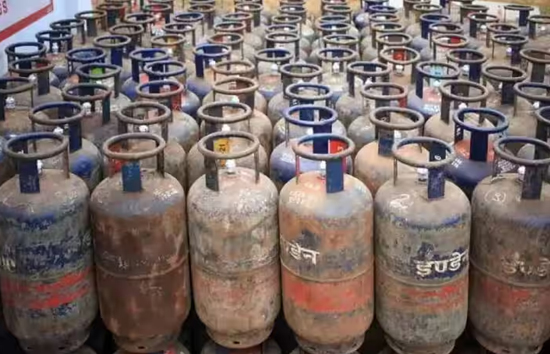 LPG Cylinder Price : एलपीजी सिलेंडर के दाम में कटौती, देखें कहां कितने घटे दाम  