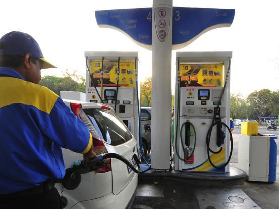 पेट्रोल-डीजल की कीमत में लगातार दूसरे दिन कटौती