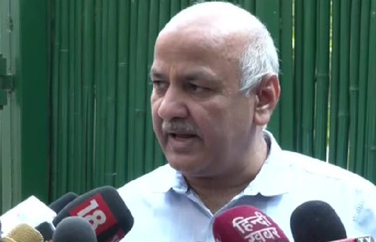 गुजरात विधानसभा चुनाव : सूरत से आप उम्मीदवार का अपहरण, चुनाव आयोग  धरने पर बैठे मनीष सिसोदिया