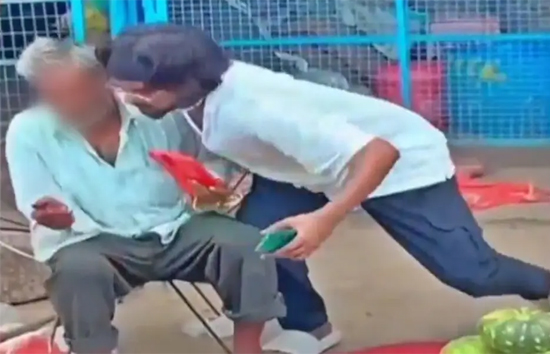 REEL के चक्कर में पहुंच गए जेल, राहगीर से बदतमीजी के बाद पुलिस ने की कार्रवाई 