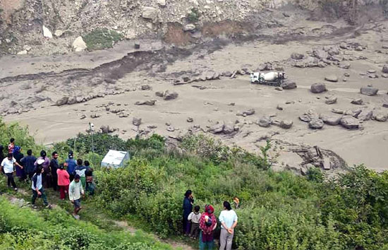 भूस्खलन के बाद टूटी झील, नेपाल के गोरखा में बाढ़ का तांडव: 5 लापता, 9 विदेशी पर्यटक बचाए गए