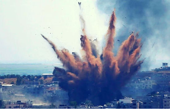 इजरायल के गाजा पट्टी पर किए हवाई हमले के जवाब में फलस्तीनी आतंकियों ने दागे रॉकेट