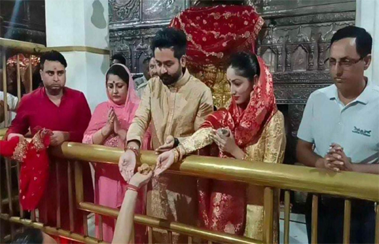 अभिनेत्री यामी गौतम ने पति और मां संग मां ज्वालाजी मंदिर में नवाया शीश