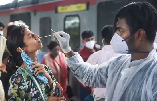 coronavirus in india : पिछले 24 घंटे में कोरोना के 9,195 नए केस, 302 लोगों की मौत