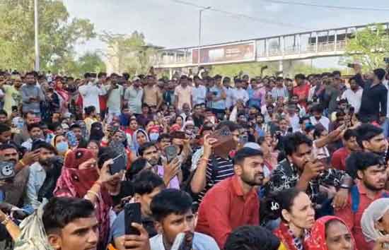 सैलरी बढ़ोत्तरी को लेकर नोएडा में कर्मचारियों का प्रदर्शन, लगातार तीसरे दिन उग्र हुई भीड़  