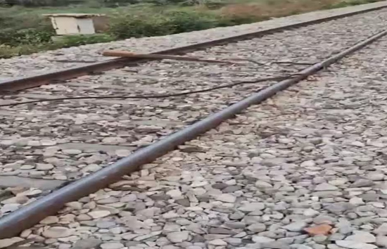 हरदोई में राजधानी एक्सप्रेस और काठगोदाम को पलटाने की कोशिश नाकाम, ट्रेन चालकों के  इमरजेंसी ब्रेक से टला हादसा 