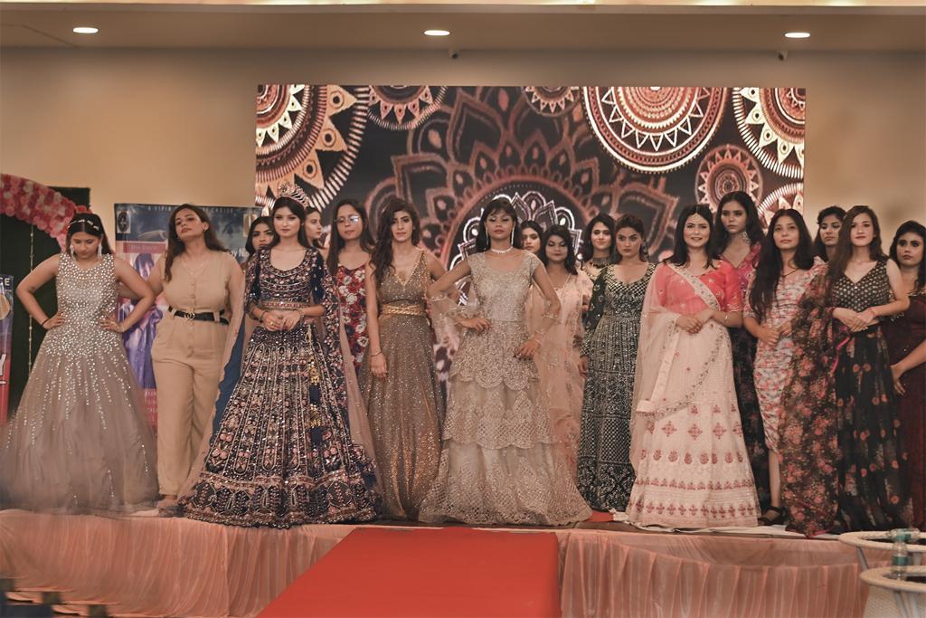 लखनऊ से शुरू हुआ इंडियन फैशन टूर, 50 से ज्यादा महिला मॉडल्स ने किया रैंप वॉक