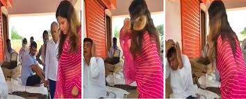 वीडियो: BJP नेता सोनाली फोगाट ने अधिकारी को जड़ा थप्पड़, चप्पल से पिटाई 